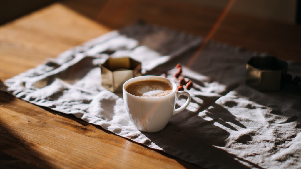 taza de café con rayos de sol